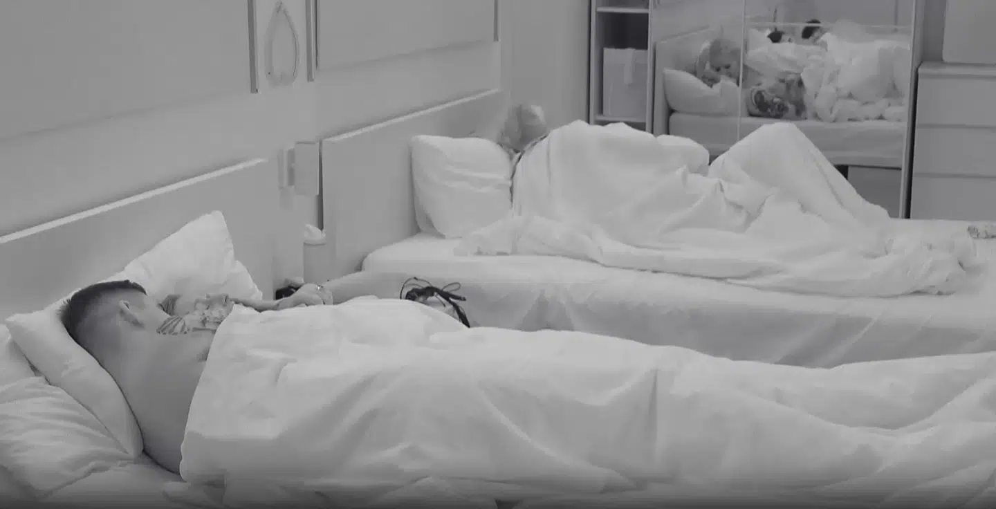 William Birkvang og Alberte Pitter sover sammen i tirsdagens afsnit af 'Love Island', men han misforstår hendes signaler og ender med at rage på en sovende kvinde – lige ved siden af har to andre deltagere dog en rigtig festlig nat tæt ved spejlet. Foto: Screenshot / Viaplay.
