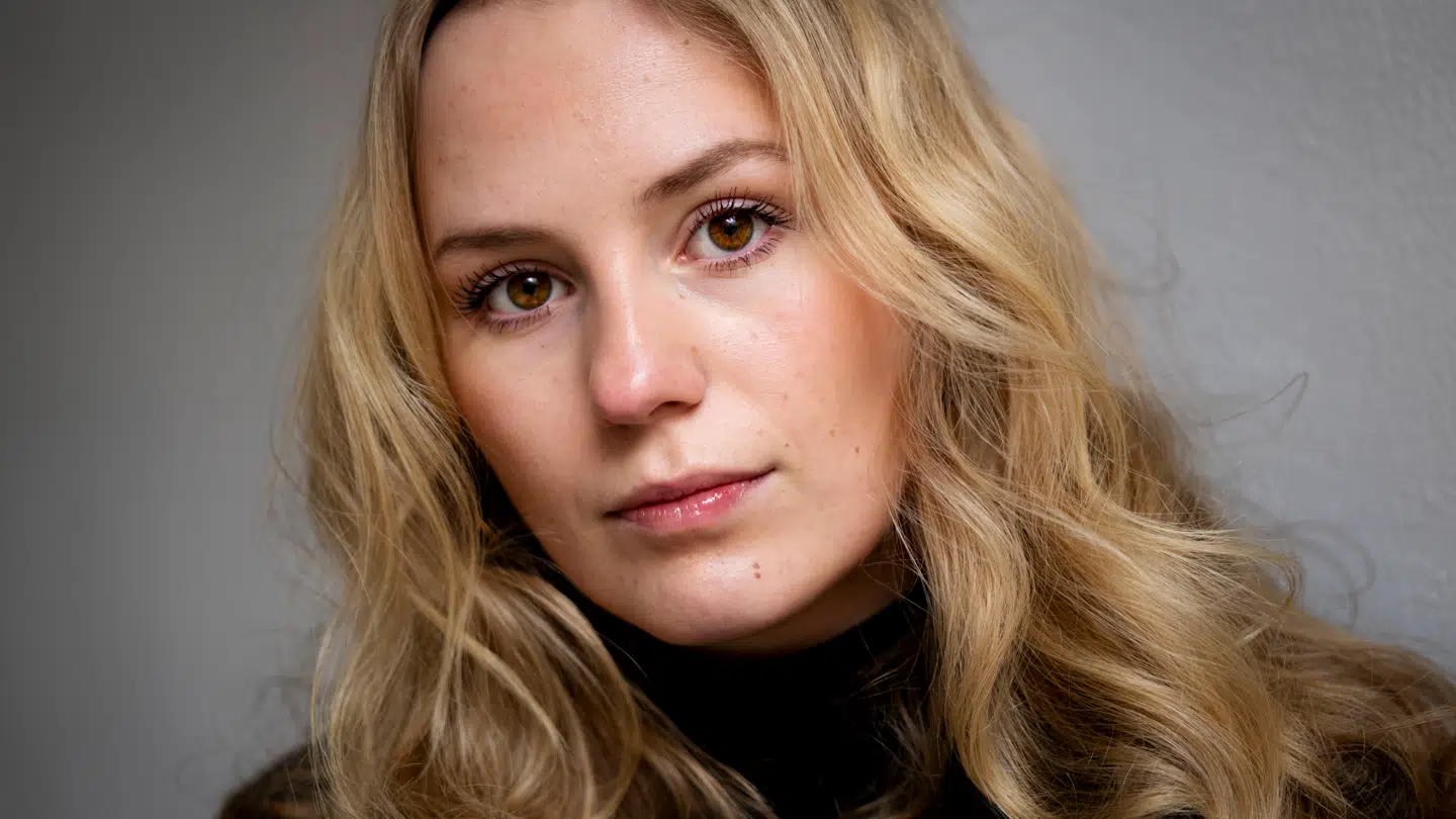 Flora Ofelia Hofmann Lindahl lægger stemme til Emily.