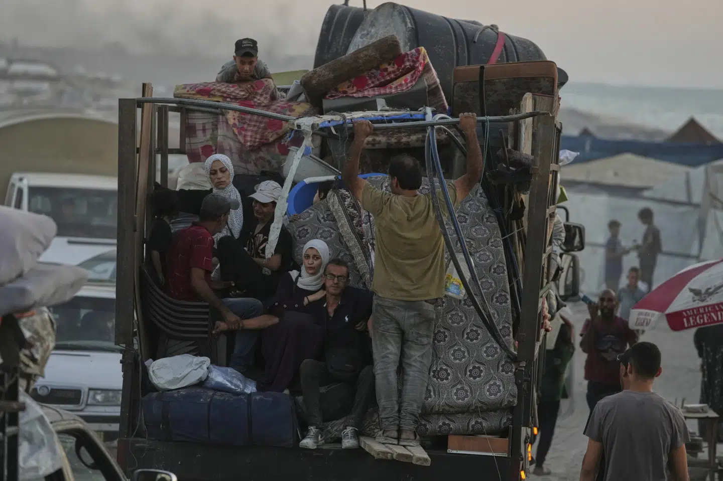 Billedet er fra mandag, hvor palæstinensere i Gazastriben rykker længere sydpå efter opfordring fra Israel.