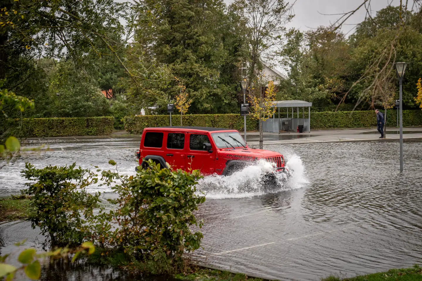 »Når det virkelig brænder på, er det stærke relationer, fælles forståelser og samarbejdsevne på tværs af sektorer, der gør forskellen,« skriver Andreas Hagedorn Krogh. Her ses oversvømmelse i Køge tilbage i oktober 2023. Arkivfoto: Mads Claus Rasmussen/Ritzau Scanpix