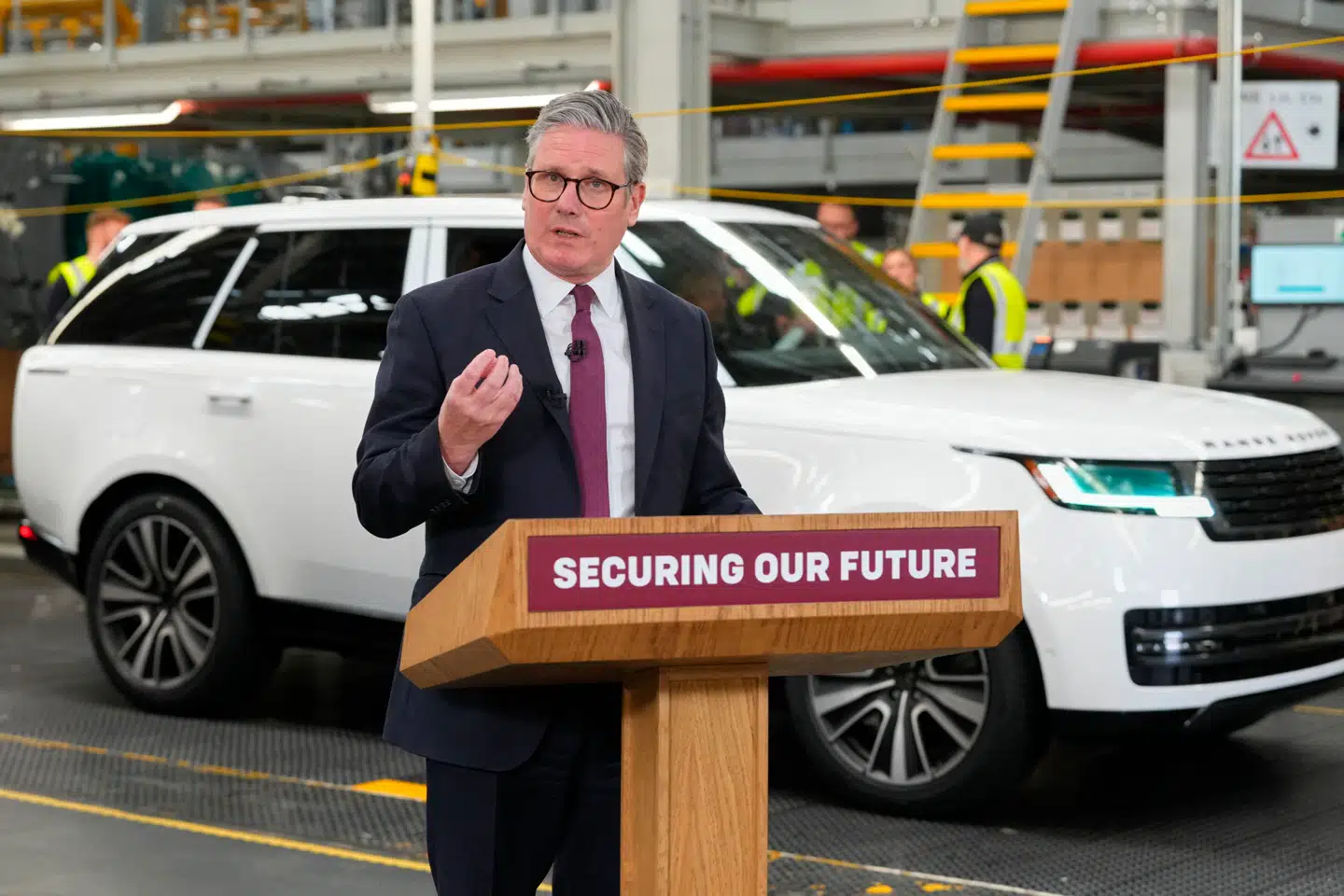 Den britiske premierminister, Keir Starmer, besøgte i april i år Jaguar Land Rovers bilfabrik i Birmingham i det centrale England, hvor han talte om at sikre landets fremtid. Men Jaguar kan ikke levere ham en sikret elbil.