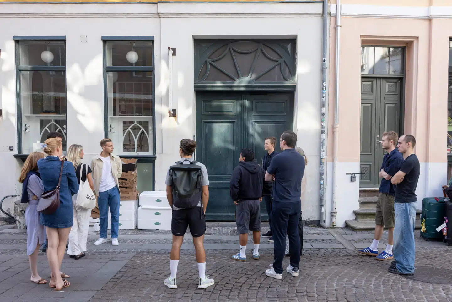 Man er sjældent alene om buddet, når det kommer til boligmarkedet i København. Det var man heller ikke, da der var åbent hus på en 55 kvadratmeter lejlighed i hjertet af København.