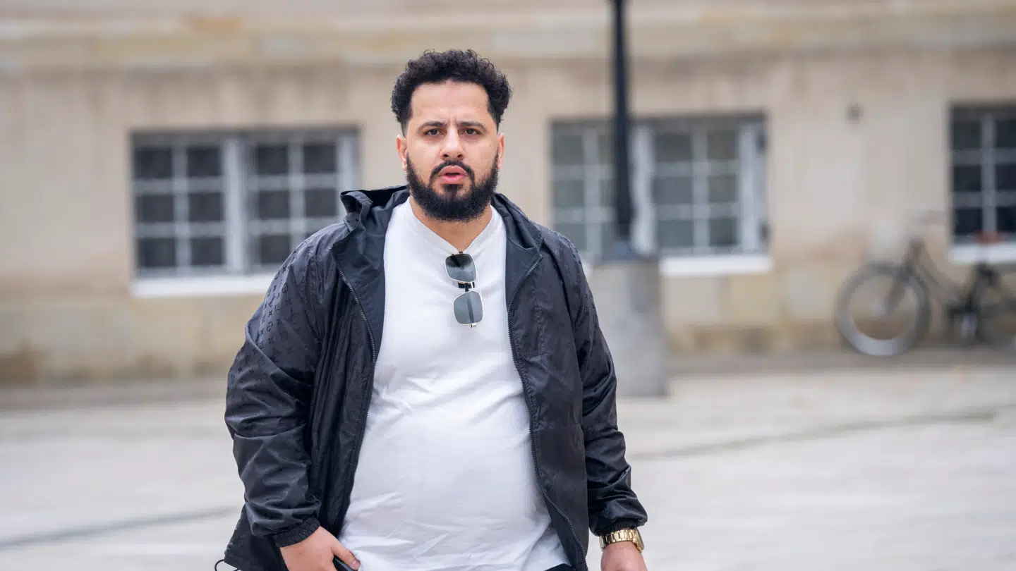 Den tidligere syrienkriger Ahmed Samsam har sagsøgt efterretningstjenesterne PET og FE for at tvinge dem til at bekræfte, at han samarbejdede med dem under rejser til Syrien. Tirsdag fik han medhold i Højesteret.