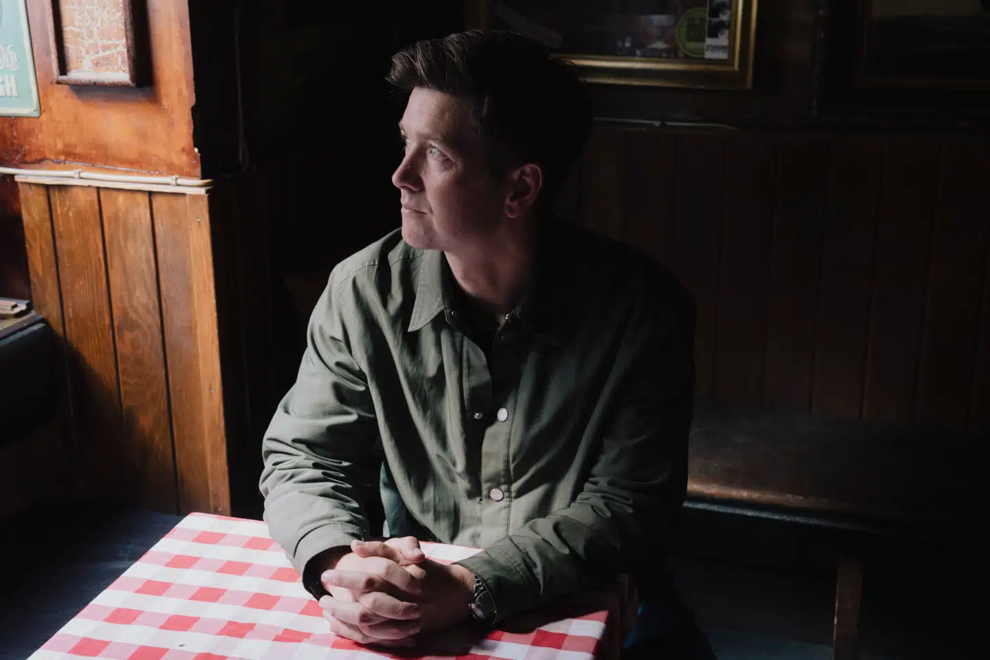 »Hvorfor skulle vi spise kål, når vi kan nøjes med at købe kogebøger om kål?« Det er, mener adfærdsdesigner Morten Münster, selvbedrag, når vi for eksempel ikke orker at træne regelmæssigt og i stedet bruger tid på ingefærshots, kosttilskud og andre lette løsninger.