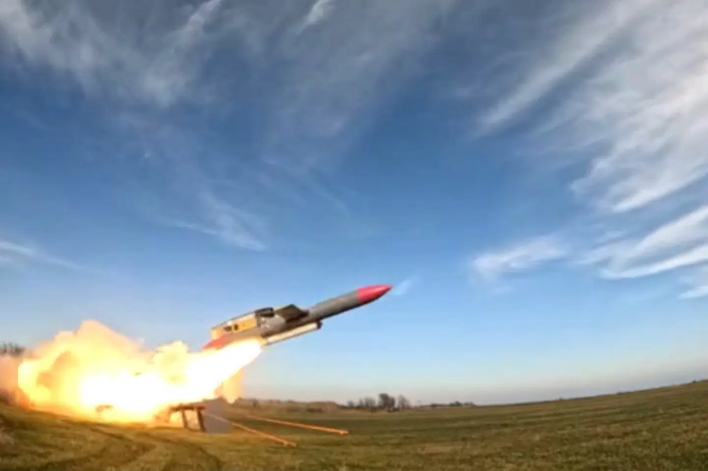 Billedet, som nyhedsbureauet AFP har fra en video fra det ukrainske medie ZN.UA, viser affyring af et flamingo-missil, som Ukraine testede i august. Ifølge DR og TV 2 skal virksomheden FPRT, som er stiftet af Fire Point, der laver flamingo-missilerne, producere fast raketbrændstof i Danmark fra december. (Handout-foto).