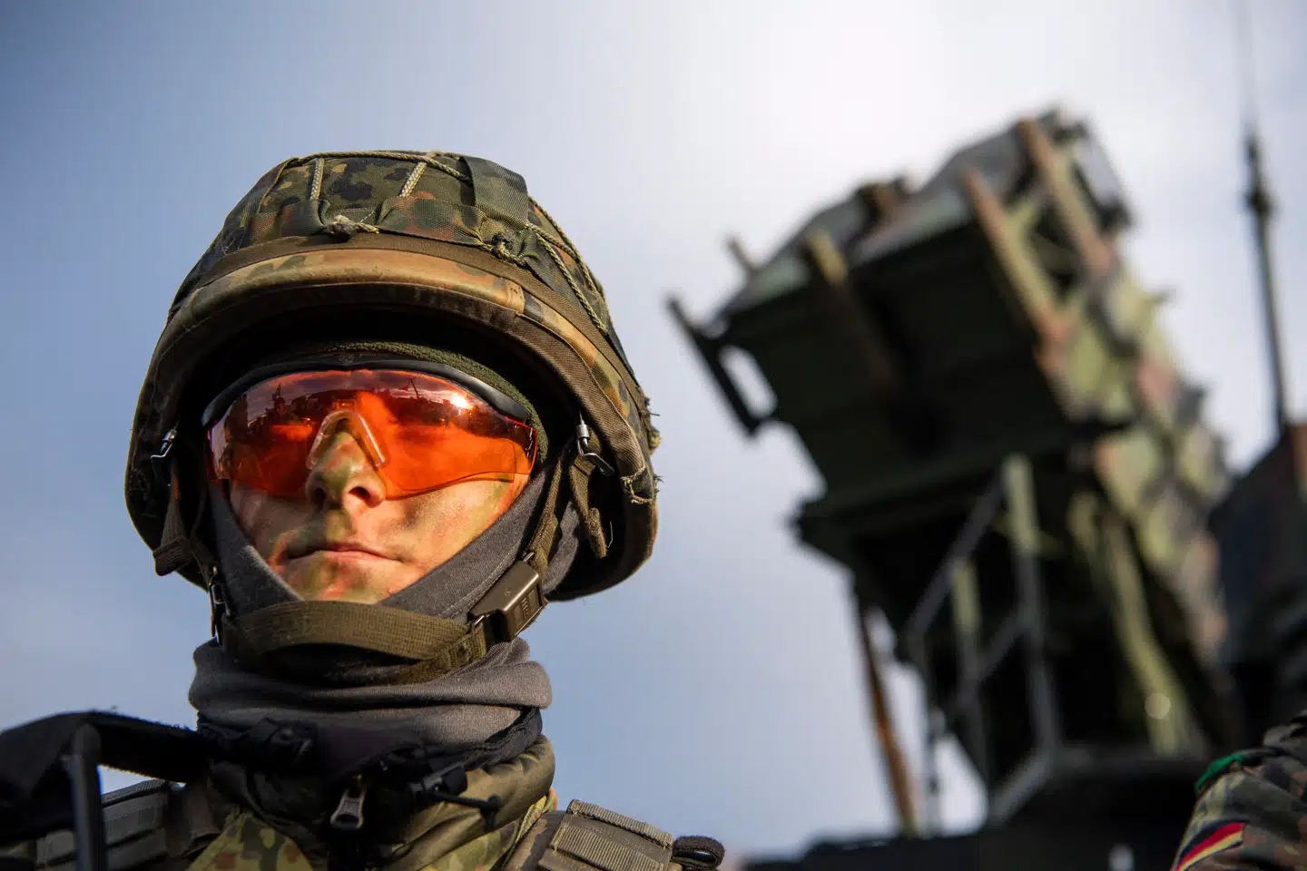 En tysk soldat foran Patriot-systemet. Hvis det danske forsvar skal købe et lignende system til luftforsvar, bliver det en dyr affære.