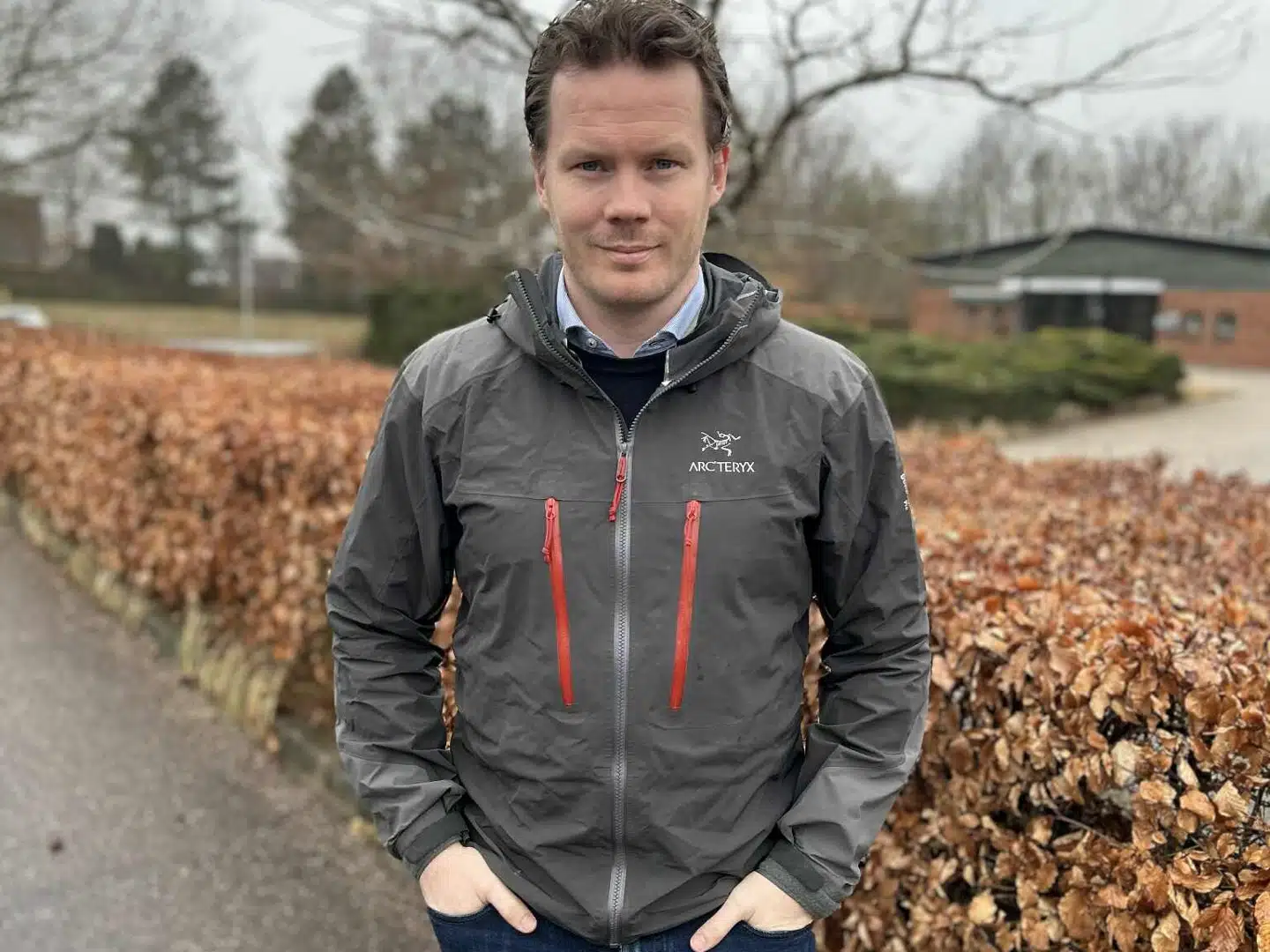 Mange er mere optaget af, hvad Mette Frederiksen siger i TV Avisen, end hvad borgmesteren eller økonomiudvalget i vores egen kommune beslutter i næste uge. Dét er paradoksalt, mener Nicolai Bechfeldt. Privatfoto