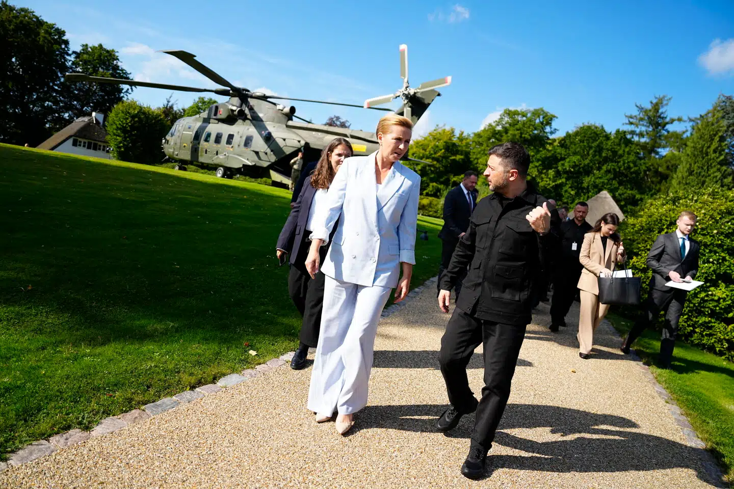 Ukraines præsident, Volodymyr Zelenskyj, landede her til formiddag i en af Forsvarets helikoptere midt på græsplanen foran Marienborg.