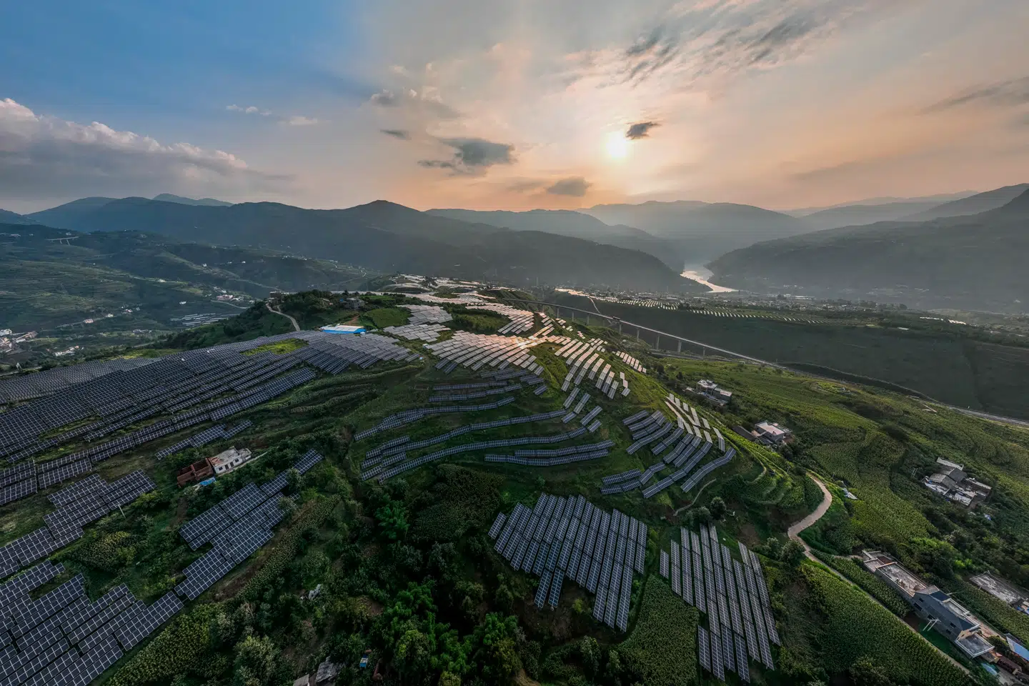 »Kineserne har med rekordfart overhalet USA og Europa i at udvikle og bruge grønne energiløsninger,« skriver Mogens Lykketoft. Her ses solceller i den kinesiske Guizhou-provins. Arkivfoto: AFP/Ritzau Scanpix