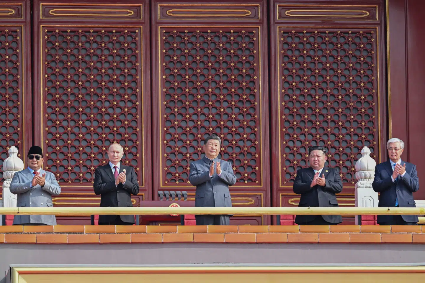 Vladimir Putin, Xi Jinping og Kim Jong-un overværer militærparaden i Beijing. Foto: Rao Aimin, Scanpix