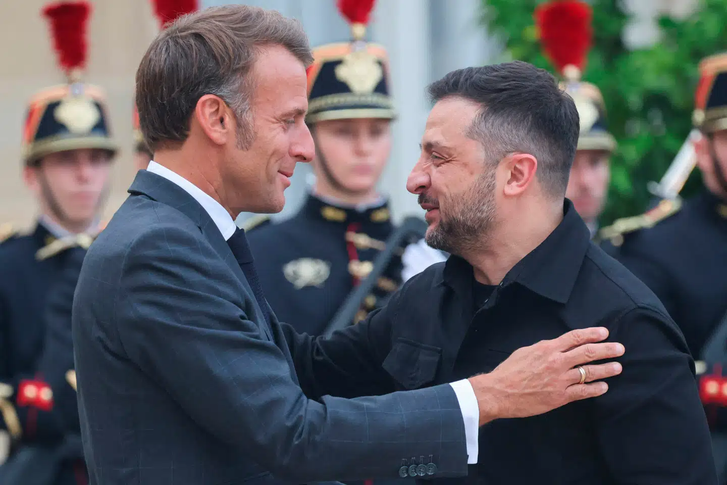 Forud for dagens topmøde afholdt Macron en åbningstale. Her garanterede han, at Koalitionen af De Villige står klar med sikkerhedsgarantier til Ukraine, så snart en fredsaftale er underskrevet.
