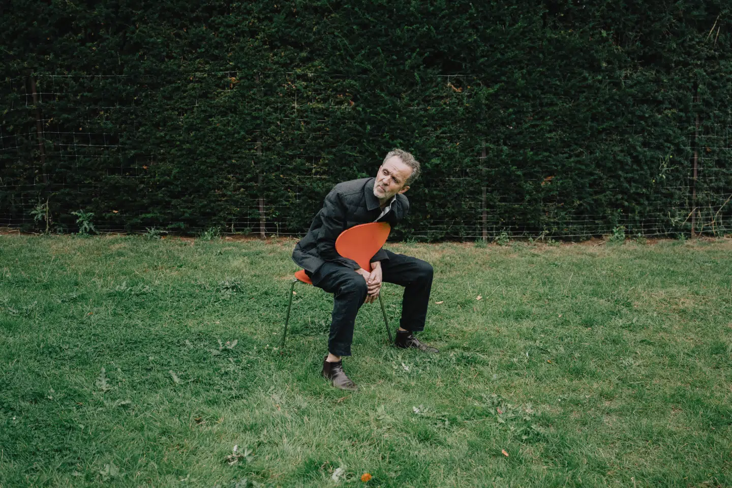 Kim Fupz Aakeson er produktiv som få i sin branche, og engang var produktiviteten et problem for ham. Til gengæld har den også betydet, at han i dag har sit navn på flere end 100 bøger til børn, unge og voksne.