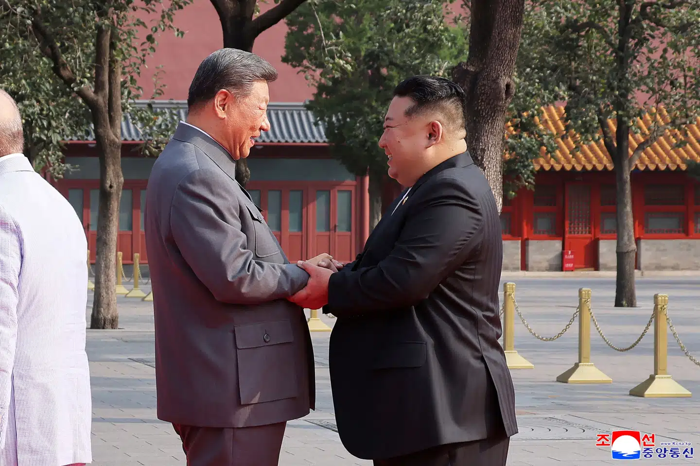 Xi Jinping og Kim Jong-un trykker hænder i forbindelse med stor militærparade i Beijing onsdag.