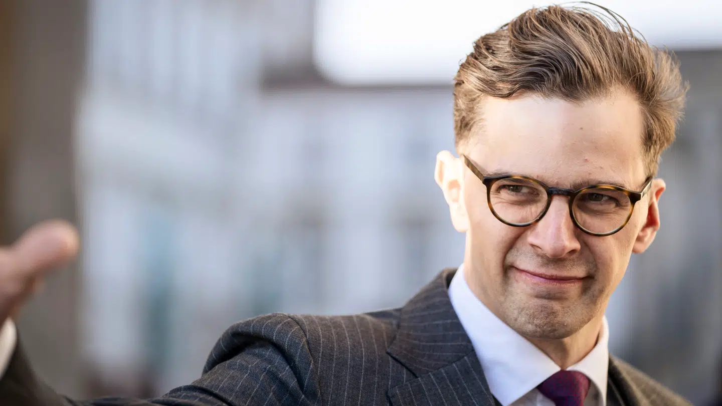 Alex Vanopslagh (LA) er den seneste stykke tid blevet afkrævet svar på, om han vil genindføre store bededag som helligdag, hvis han sammen med de andre blå partier kan samle et flertal til næste folketingsvalg. Vanoplsagh har ikke ville svare klart på det, men det gør han nu i B.T.s debatpodcast, Borgerlig Tabloid.