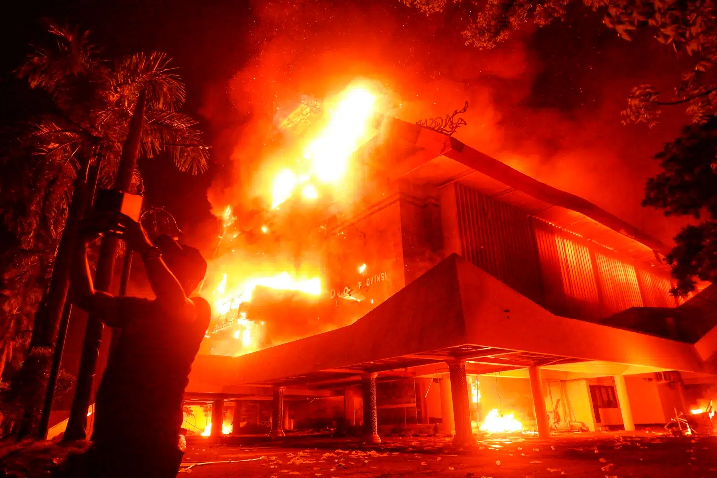 Siden 25. august har demonstranter været på gaden i stort antal i Indonesien. Det er gået både fredeligt og voldsomt for sig. Her ses en regeringsbygning i brand i byen Makassar 29. august.