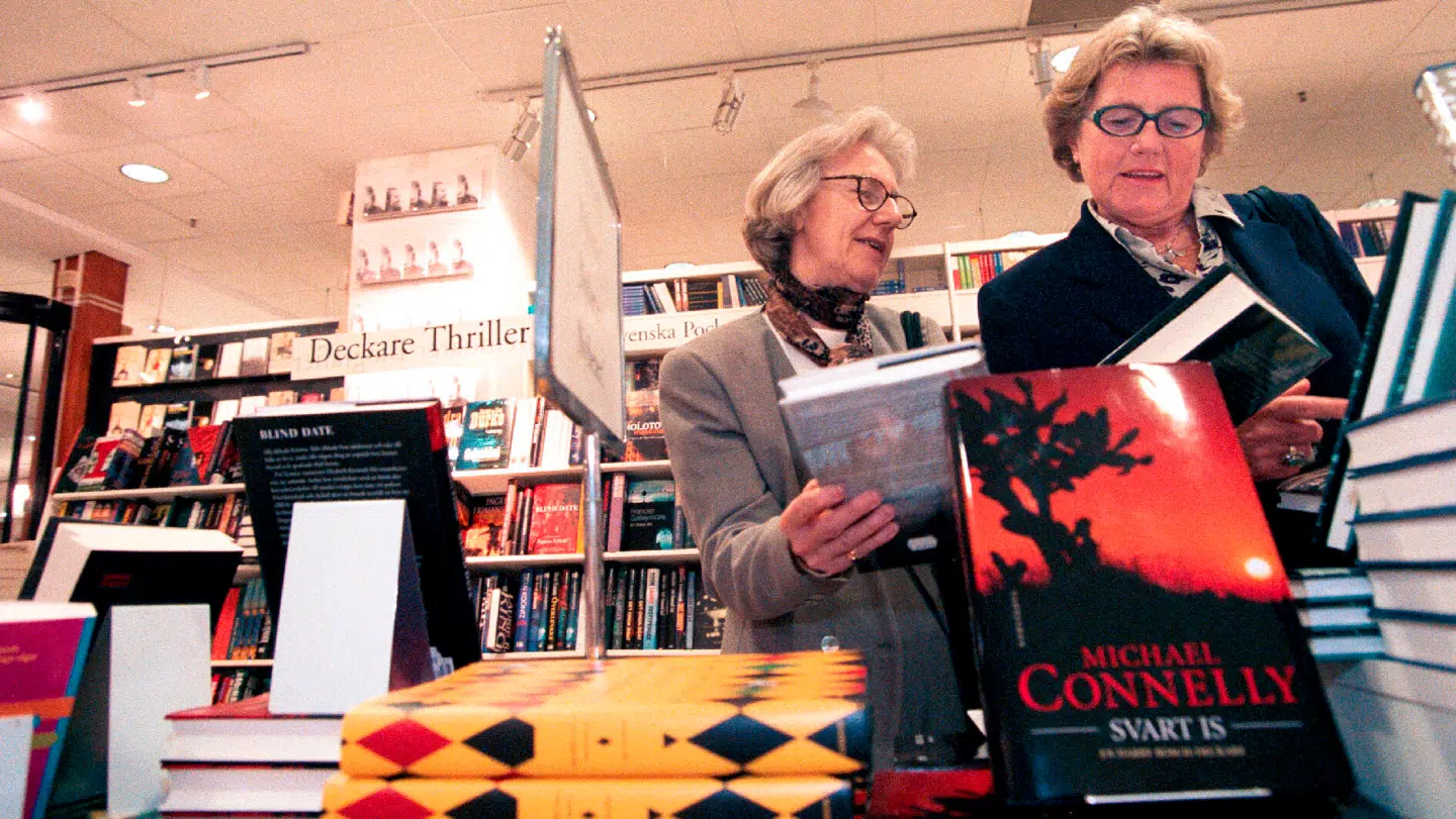 Her ses kunder i en bogbutik.