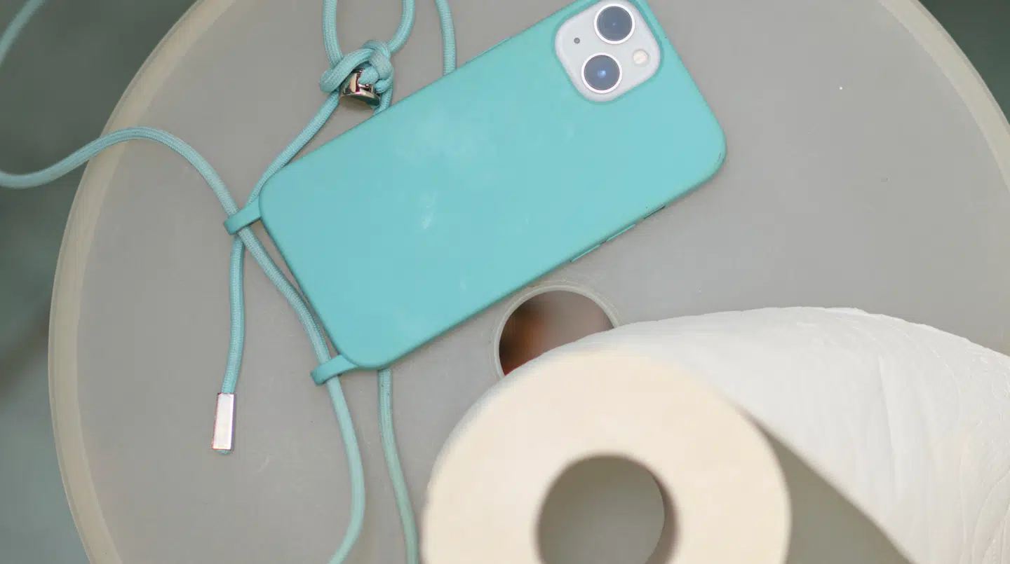 Mobilen er for mange en fast følgesvend, også på toilettet. Men det kan have en uventet bagside, viser ny forskning.