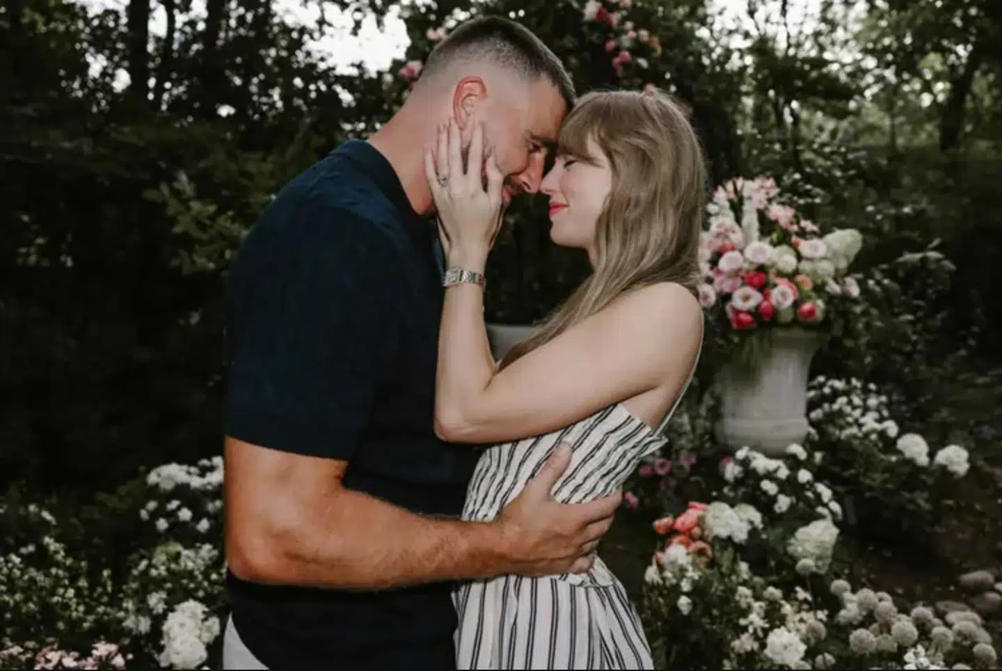 Sangerinden Taylor Swift blev for nylig forlovet med sin kæreste gennem mange år, Travis Kelce. Det skete med en gigantisk diamantring.
