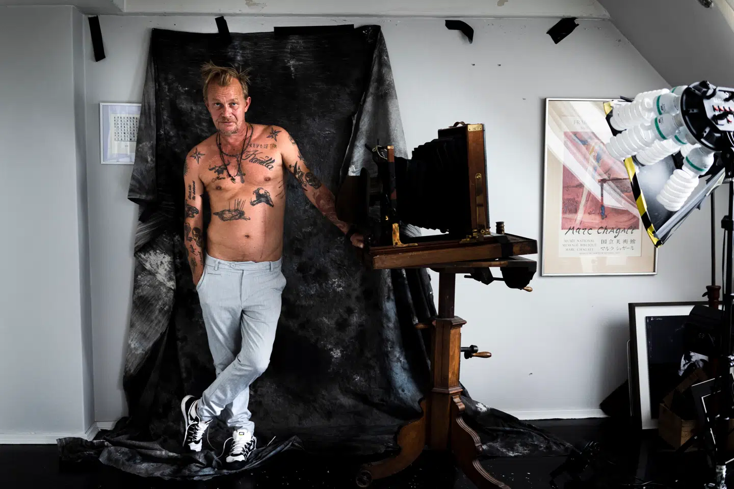 Fotograf Jan Grarup byggede effektivt sig selv op som berømthed, indtil billedet krakelerede. Podcasten »Bedraget – løgnens anatomi« udstiller hans karriere som et korthus af løgne.