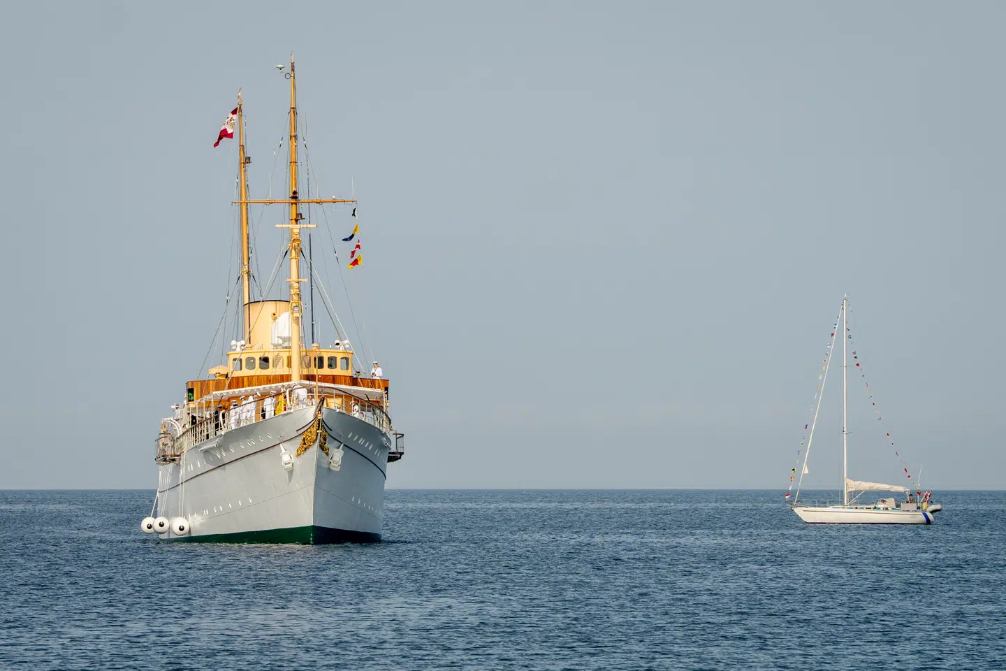 Kongeskibet Dannebrog med kongeparret ombord på vej ind til Kolby Kås havn i forbindelse med deres sommertogt til Samsø Kommune, torsdag den 28. august 2025. Kongeparrets sommertogt ombord på kongeskibet Dannebrog. (Foto: Mads Claus Rasmussen/Ritzau Scanpix)