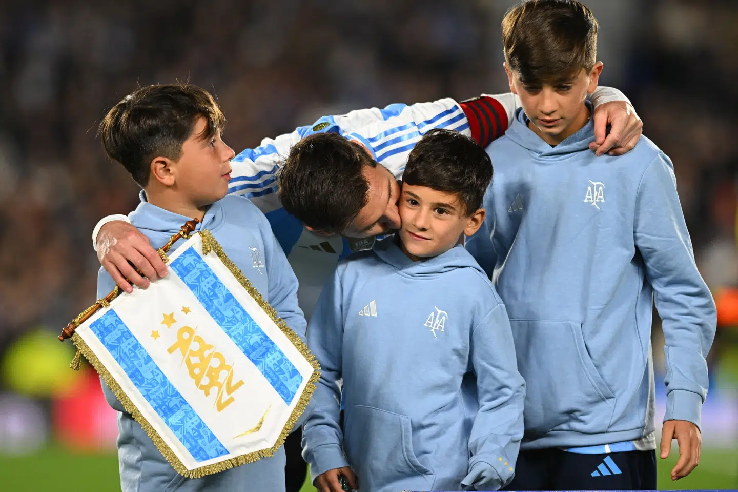 Lionel Messi havde sine børn med på banen, da han måske spillede sin sidste betydende kamp på hjemmebane for Argentina.