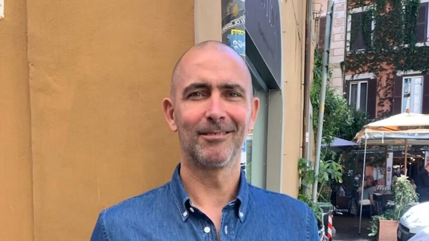 Hjemme hos 48-årige Paw Højer og hans kone, Karoline, er aktiemarkedet blevet til en slagmark for at finde ud af, hvem der er bedst til at investere.