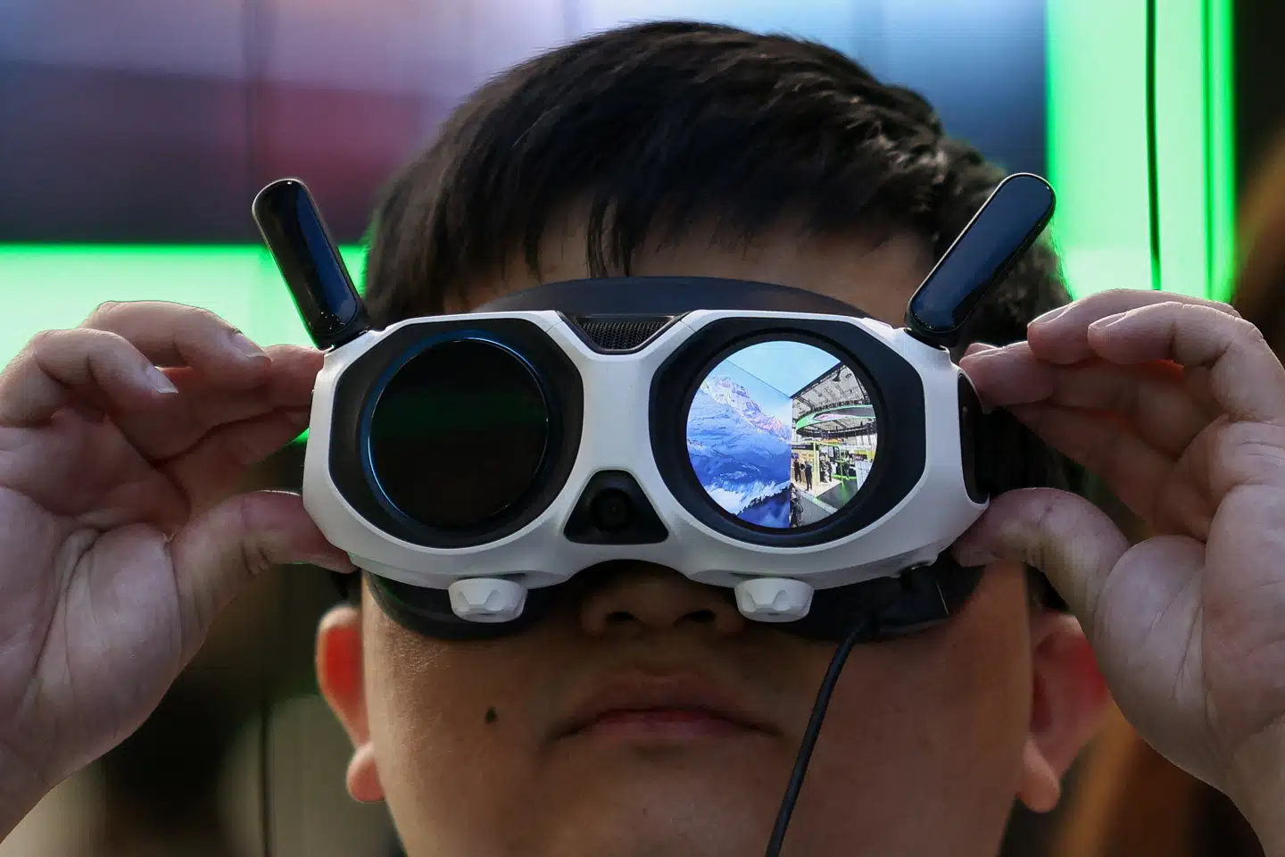 Nej, man behøver ikke at se smart ud, når man bruger ny teknologi. En besøgende på Europas største messe for forbrugerelektronik i Berlin prøver et par briller, som er koblet til en drone. Man kan heldigvis stadig selv vælge, hvornår man synes, at noget er smart og praktisk.