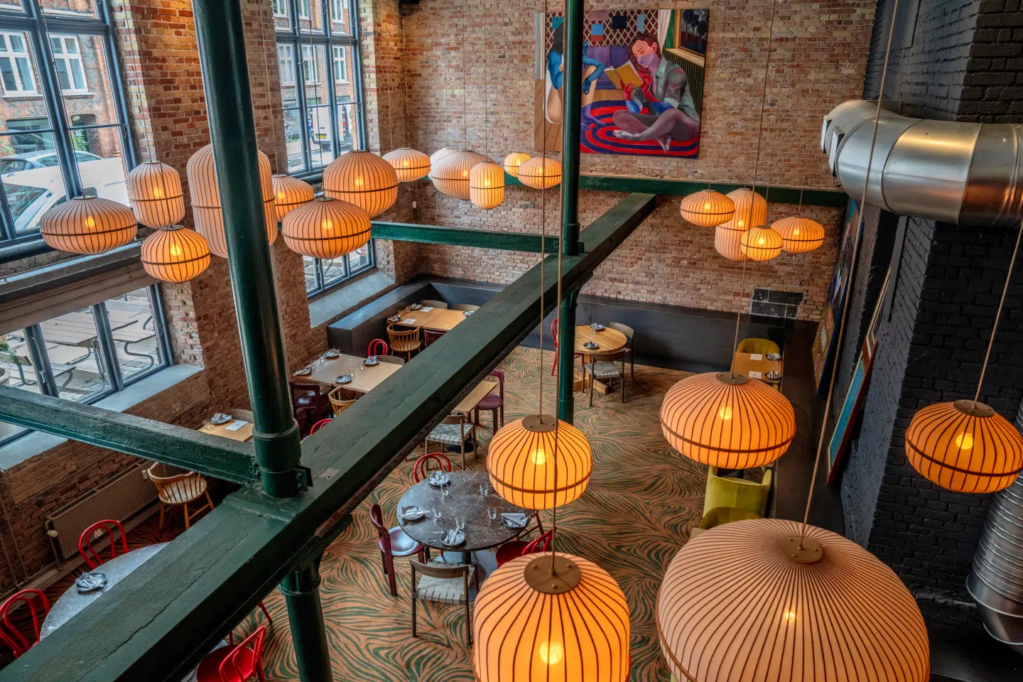 Juma ligger i Nørrebro Bryghus' gamle lokaler på Ryesgade. Her er luftigt, lyst og giver den moderne indiske restaurant et moderne og friskt udtryk.