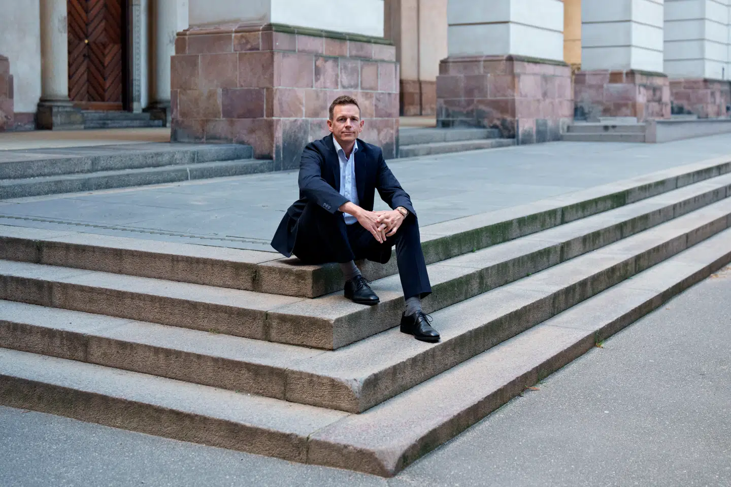 Skatteminister Rasmus Stoklund (S) er med egne ord optaget af, at de billige elbiler forbliver billige. Det kræver enten, at de falder i pris fra producenterne, eller at Folketinget ændrer på den planlagte indfasning af registreringsafgift på dem.