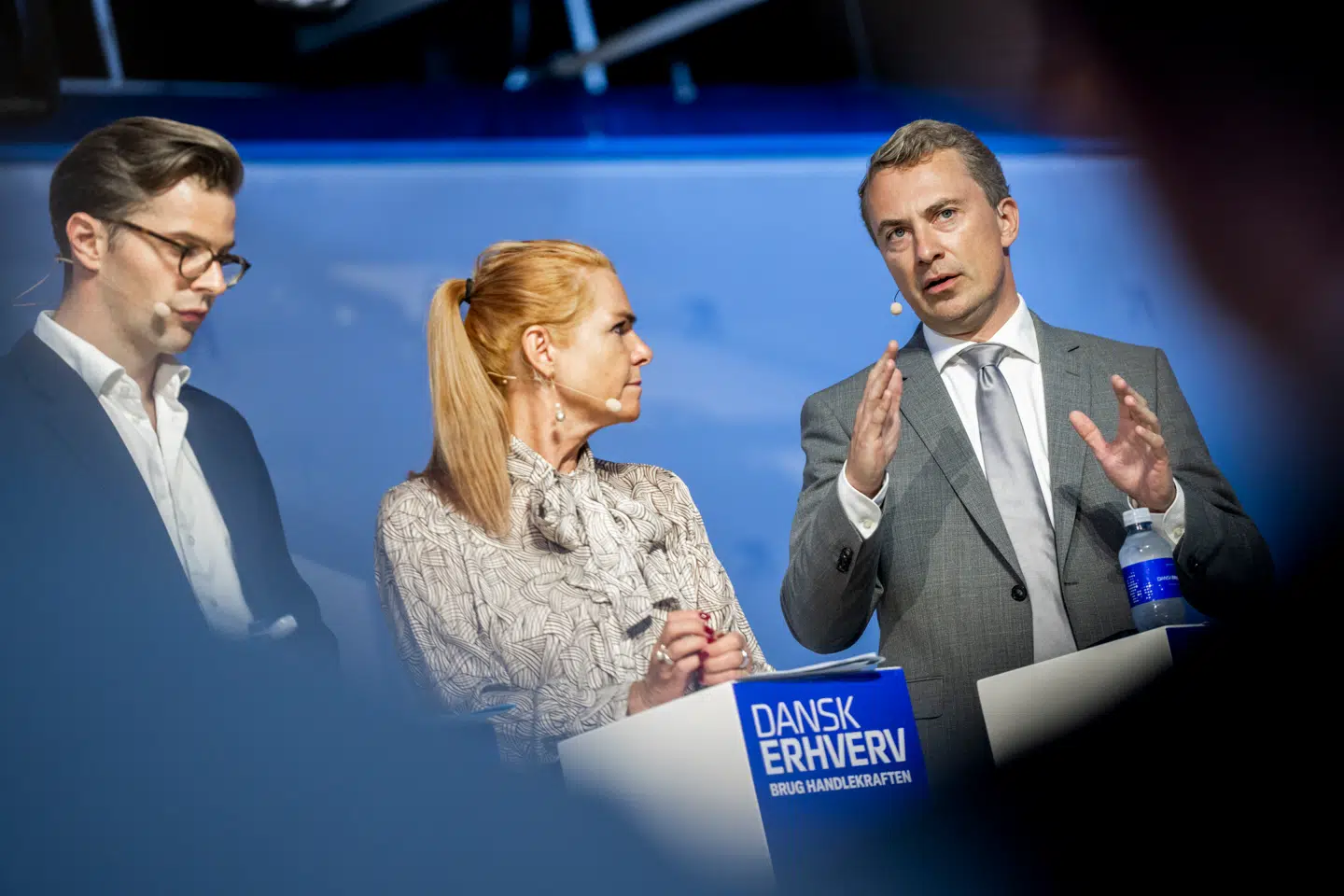 Weekendens borgerlige konvent bliver et glimrende udstillingsvindue for den blå oppositions politik, men pressen holder også skarpt øje med, om disciplinen holder, skriver Jarl Cordua. Her ses Alex Vanopslagh (LA), Inger Støjberg (DD) og Morten Messerschmidt (DF) ved Dansk Erhvervs årsdag 4. september 2025.