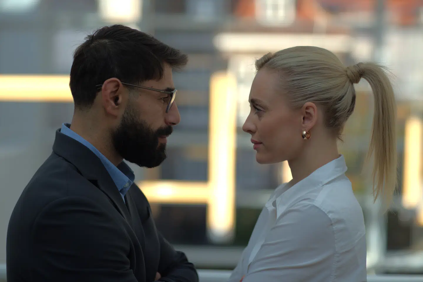 Saman (Ali Savandi) og Clara (Lee Levi) tørner sammen i Lina Csillags imponerende erhvervsthriller »Hood«.