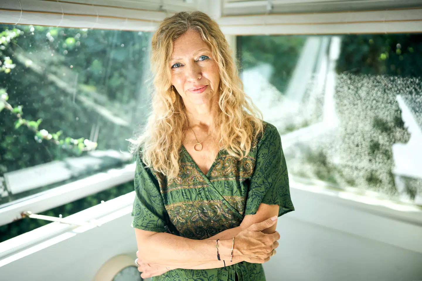 Ifølge Kirsten Østrup er der rigeligt fokus på det ydre pres på unge mennesker fra sociale medier. Men en stor del af teenagerens lave selvværd skal findes i opdragelsen.