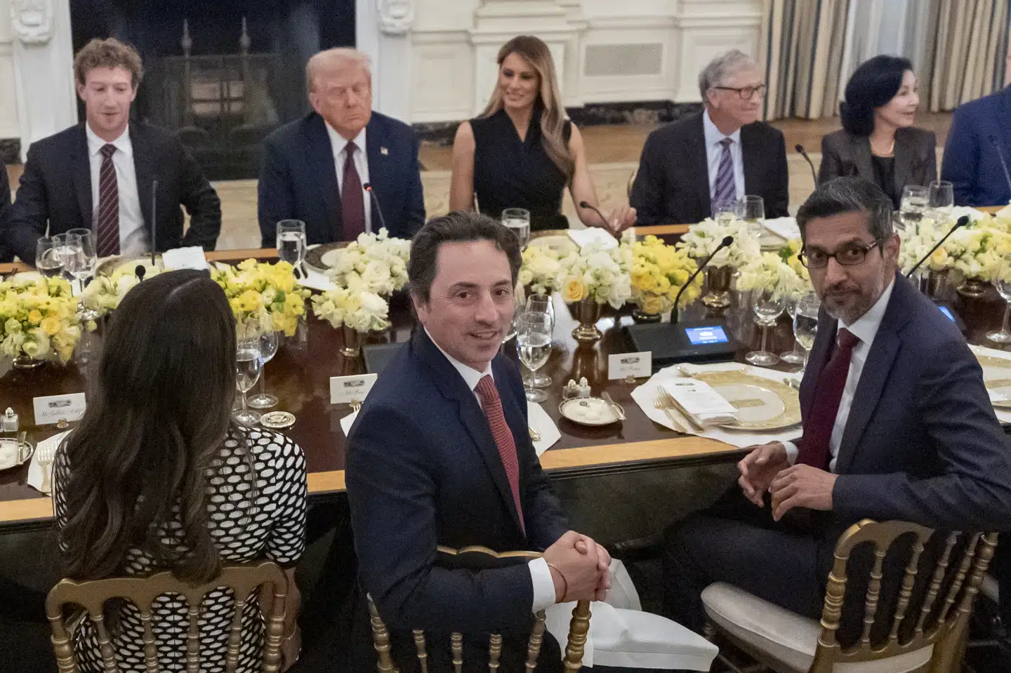 Googles chef, Sundar Pichai, der sidder til højre i forgrunden, var torsdag til middag i Det Hvide Hus hos Donald Trump sammen med chefer fra en række andre techvirksomheder.