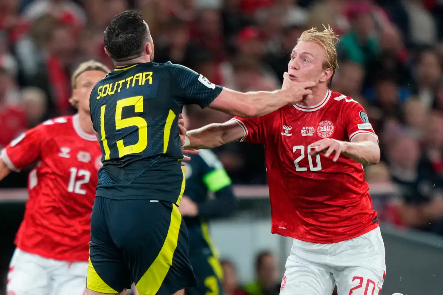 Det skotske landshold havde godt fat i Danmark. Her er det Mika Biereth, der smager på den skotske jernnæve.