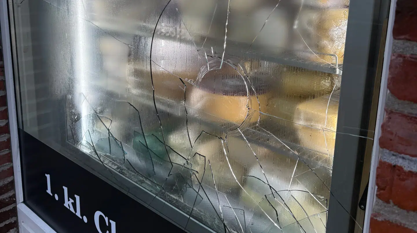 Osteskabet er også blevet smadret.