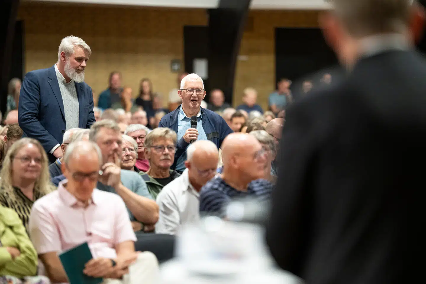 Forsvarsminister Troels Lund Poulsen (V) og erhvervsminister Morten Bødskov (S) var lørdag i Vojens for at gå i dialog med de lokale borgere om etableringen af en ukrainsk våbenfabrik i byen.