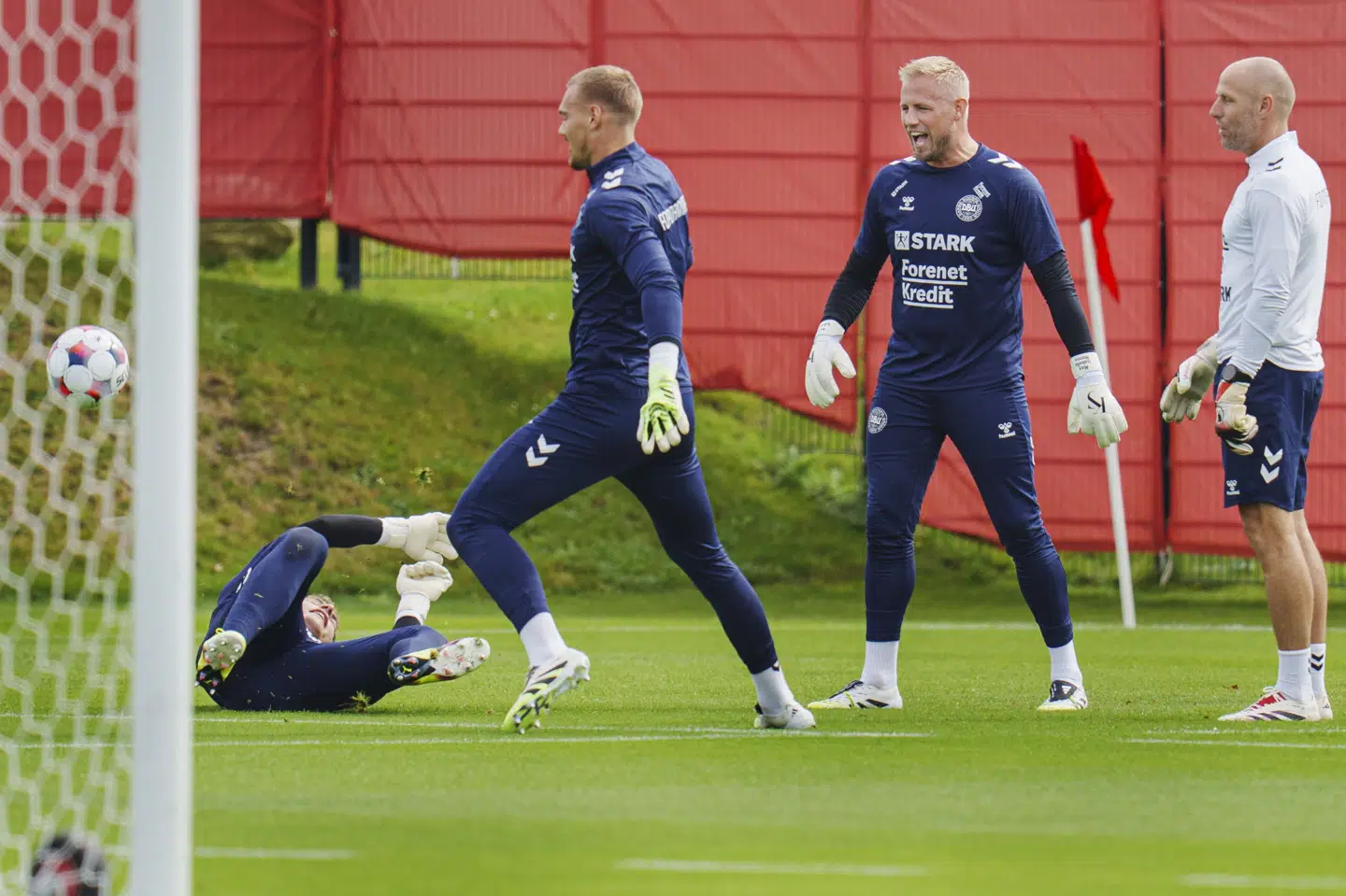 Mads Hermansen spræller på græsset under en landsholdstræning i denne uge.