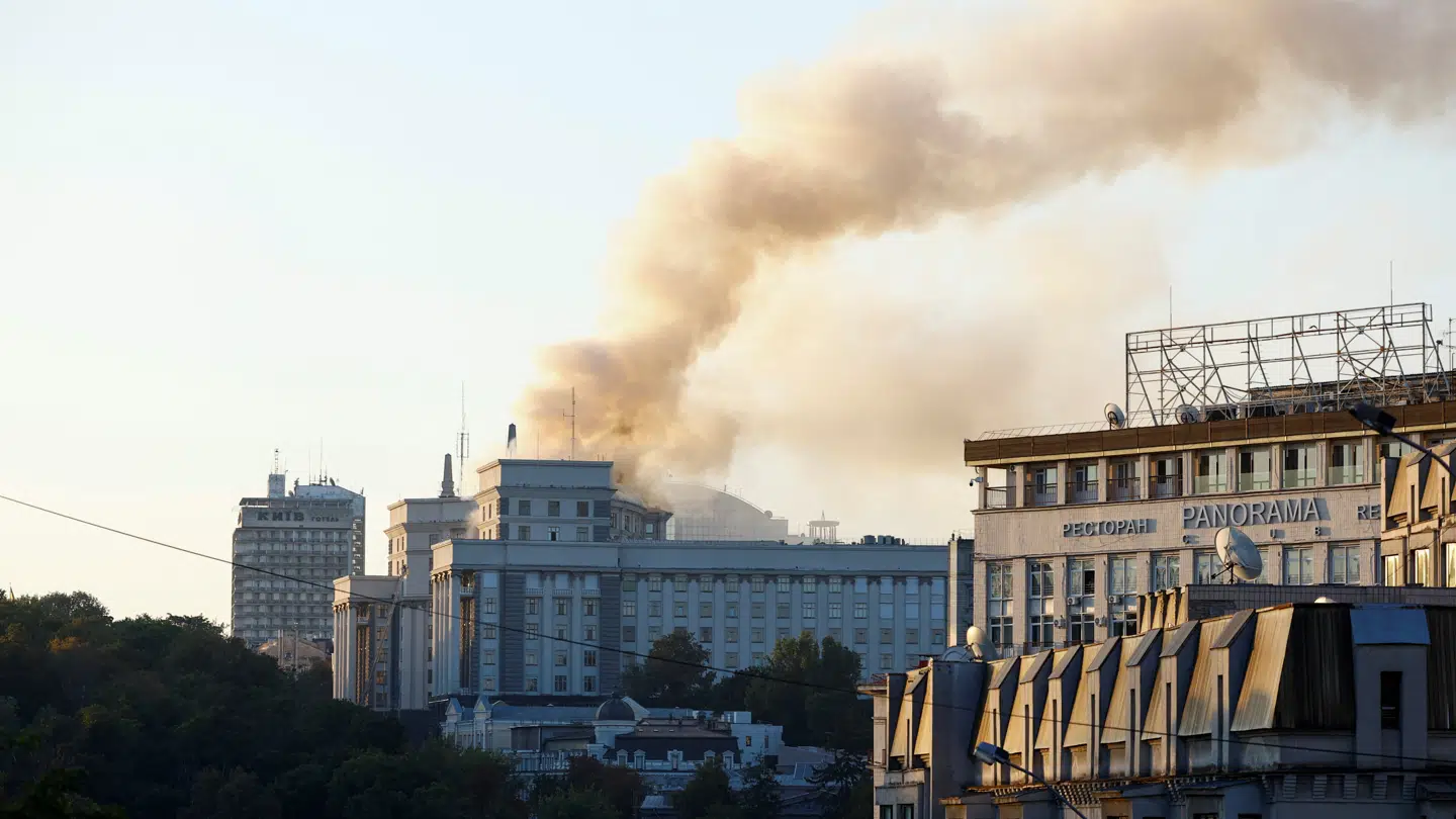 Røgen fra regeringsbygningen stiger til vejrs i Kyiv søndag morgen.