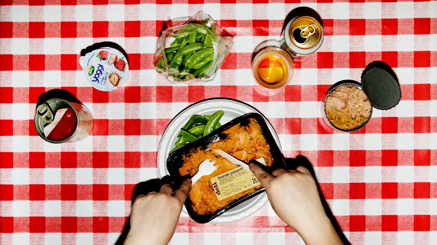 Når plastikposer varmes, kan farlige stoffer og mikroplast sive ned i din aftensmad, lyder advarslen fra forskere.