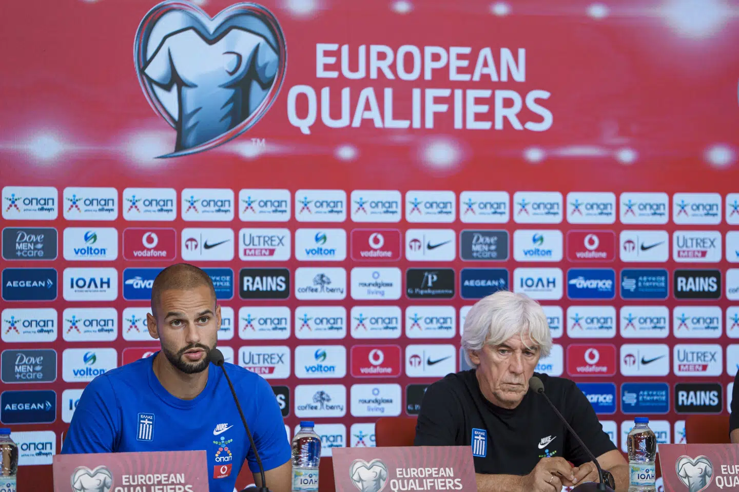 Pantelis Hatzidiakos og landstræner Ivan Jovanovic mødte søndag pressen i Athen forud for mandagens kamp mod Danmark.