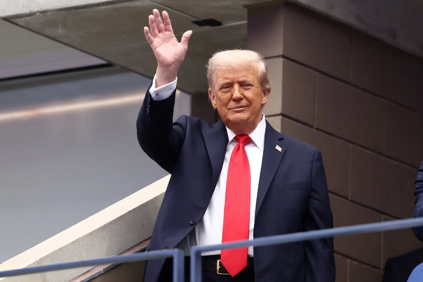 Donald Trump ses her ankomme til finalen ved US Open. Præsidentens tilstedeværelse øgede kravene til sikkerheden og forsinkede årets finale.