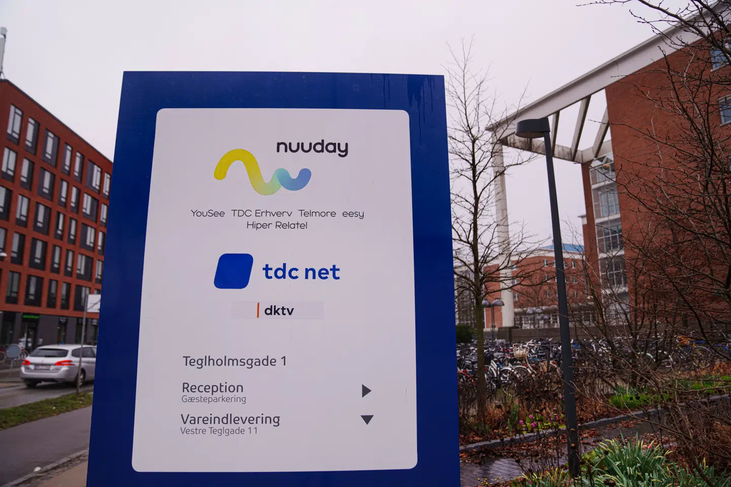 Samtidig med at TDC-koncernens fremtidige ejerskab behandles af de danske myndigheder, fører TDC erstatningssag mod staten, fordi selskabet blev pålagt at fjerne omstridt kinesisk teleudstyr fra sine net.