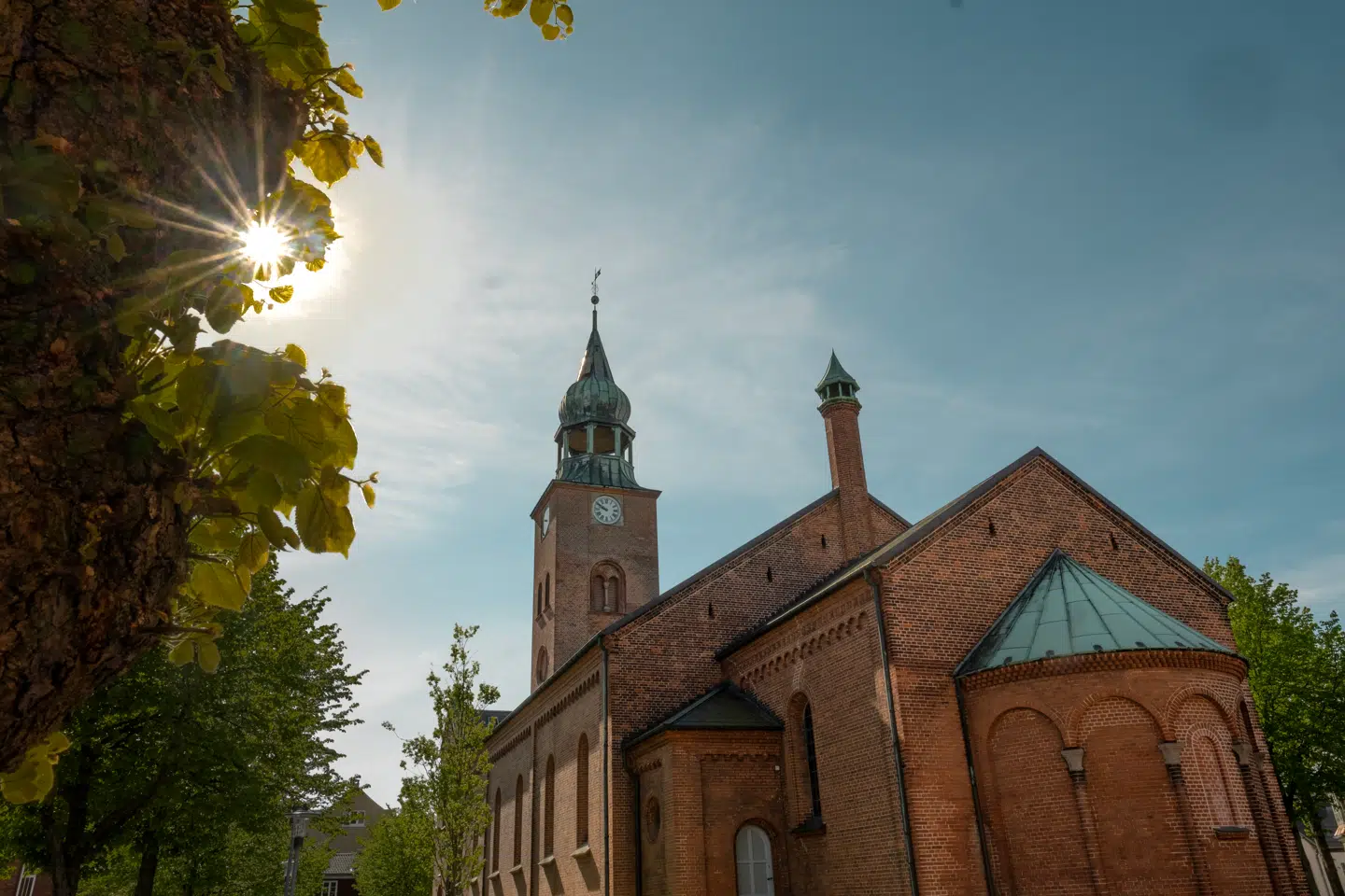 Som reglerne er nu, kan det lokale menighedsråd godt beslutte at lukke en kirke. I det tilfælde bliver bygningen fredet, og det afføder en regning, der lander på menighedsrådets bord. En række sognepræster mener derfor, at flere kirker bør kunne overtages af staten.