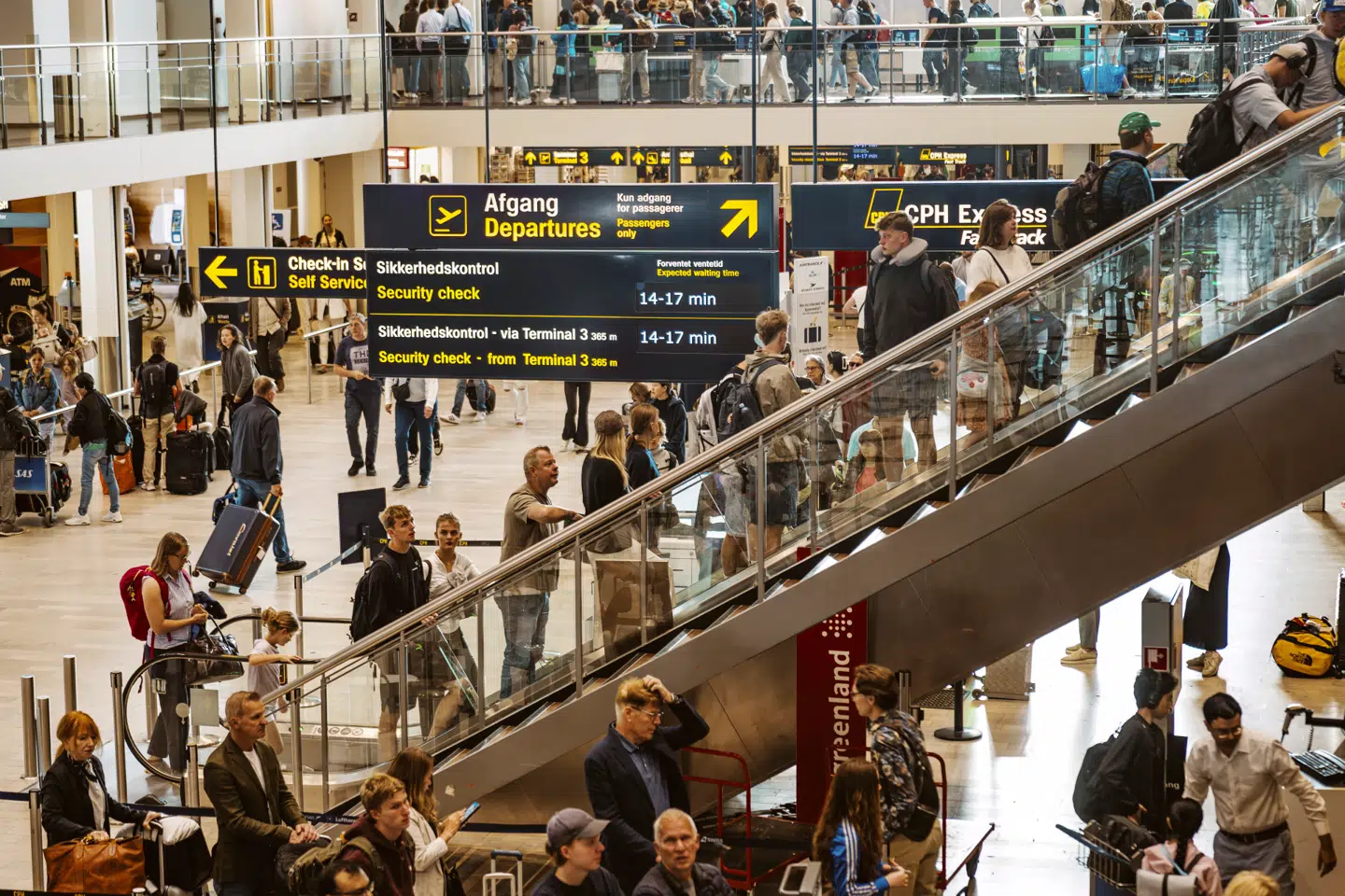 Der var mandag morgen kø til sikkerhedskontrollen i Københavns Lufthavn, som netop har haft sin travleste sommer nogensinde.