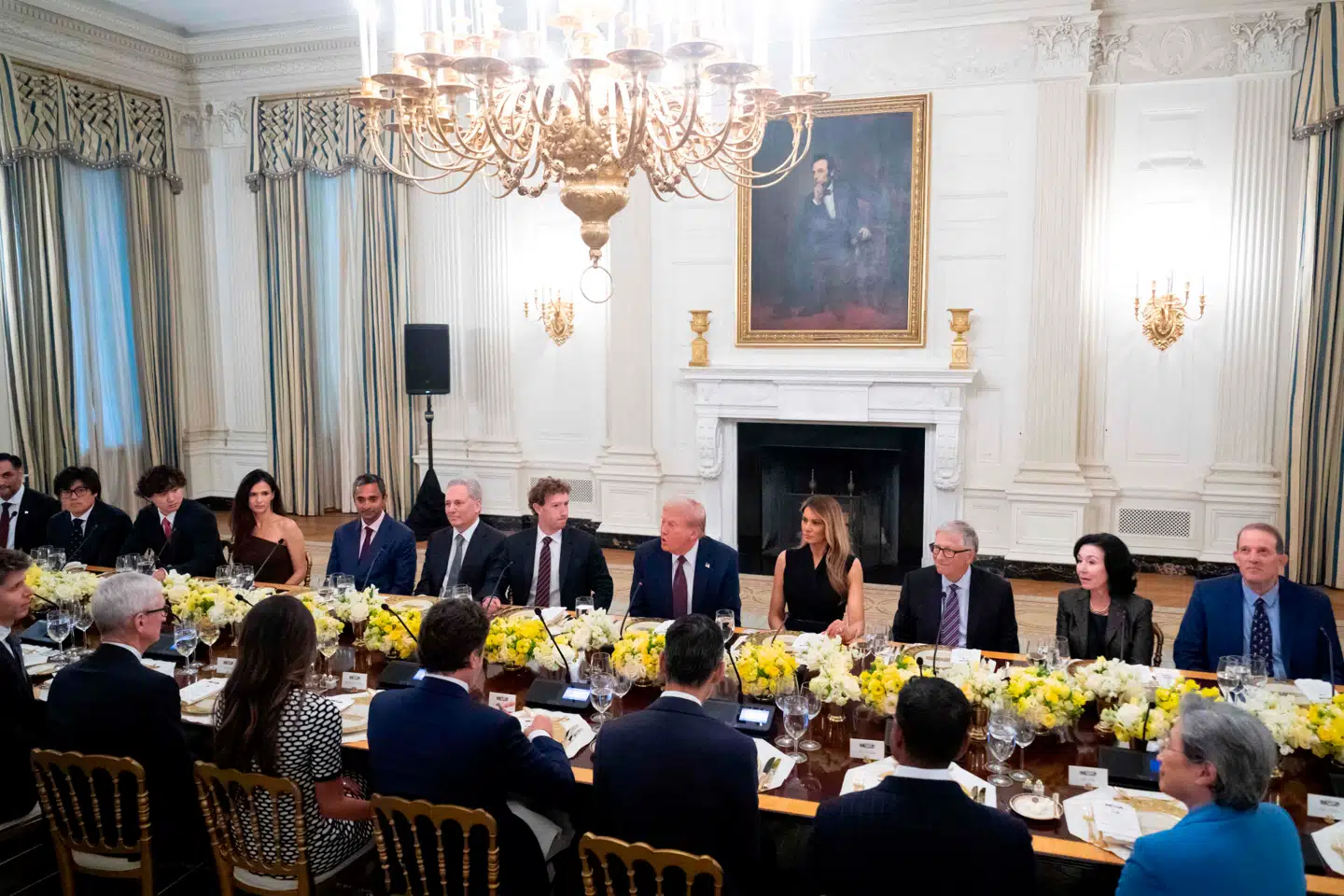 Donald Trump havde Facebook-topchef Mark Zuckerberg og sin kone, Melania Trump, til bords, da han torsdag havde inviteret teknologigiganternes topchefer til middag i Det Hvide Hus.