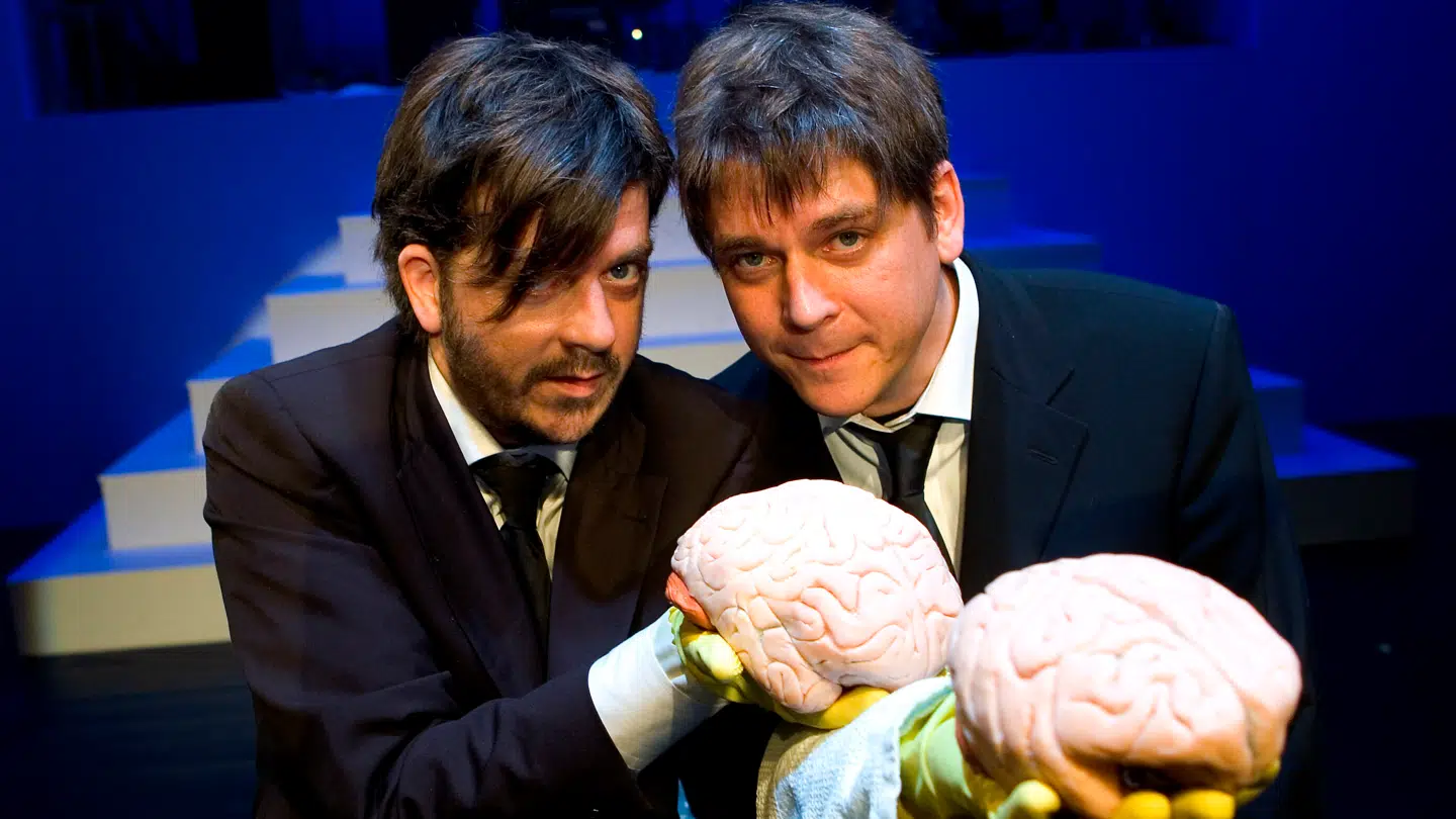 Journalist og tv-vært Anders Lund Madsen (tv) og læge og hjerneforsker Peter Lund Madsen (th) på Bellevue Teatret.