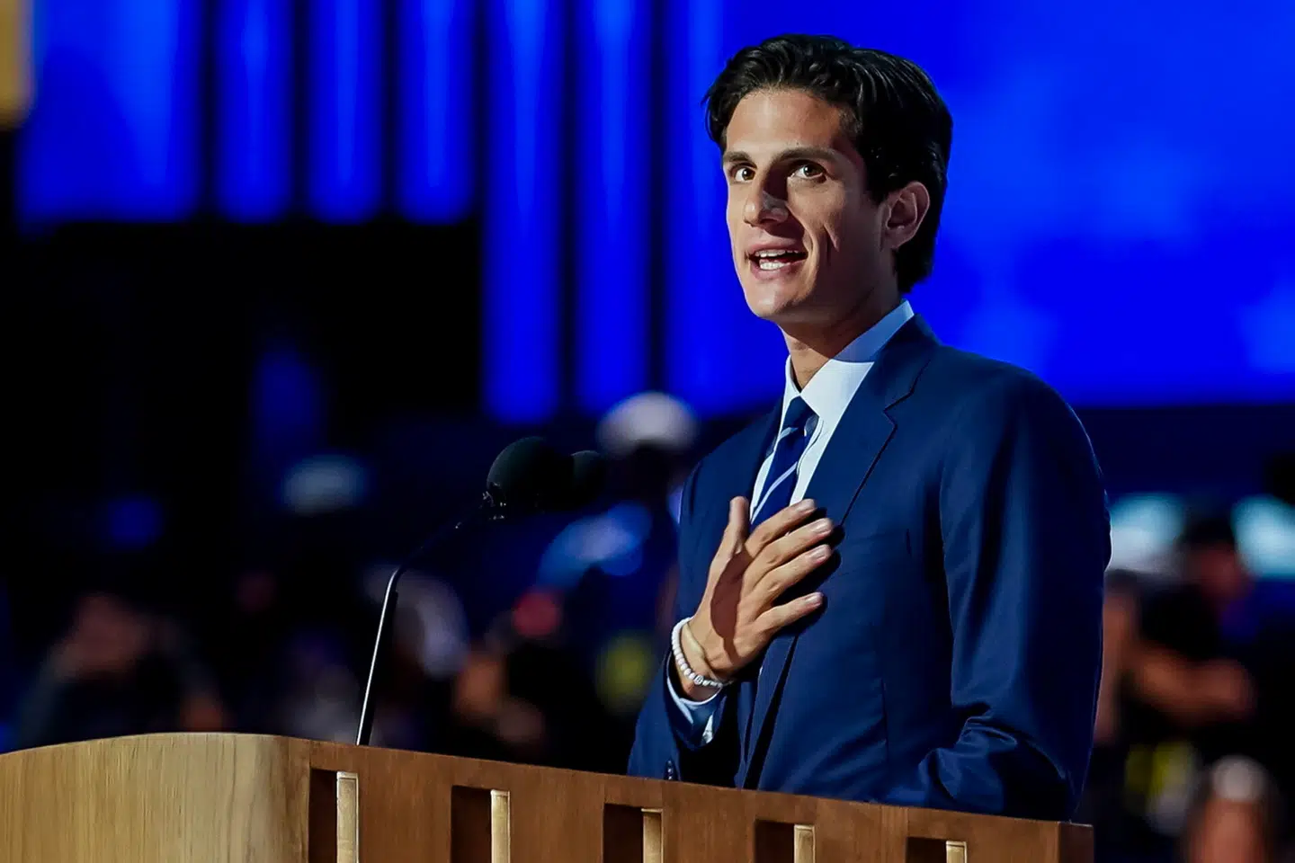 Jack Schlossberg har tidligere talt ved Demokraternes nationalkonvent i 2020 og 2024. Her ses han i 2024, hvor han støttede Kamala Harris som USAs næste præsident.