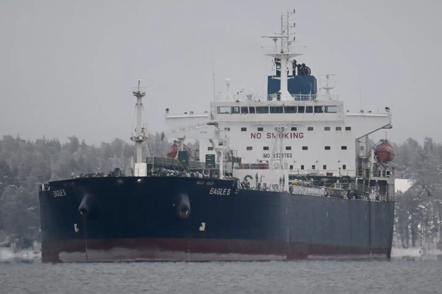 I julen 2024 opbragte den finske kystvagt olietankeren »Eagle S« og anklagede kaptajnen og to ledende besætningsmedlemmer for at have trukket skibets anker omkring 90 kilometer hen over havbunden og dermed beskadiget fem undersøiske søkabler.