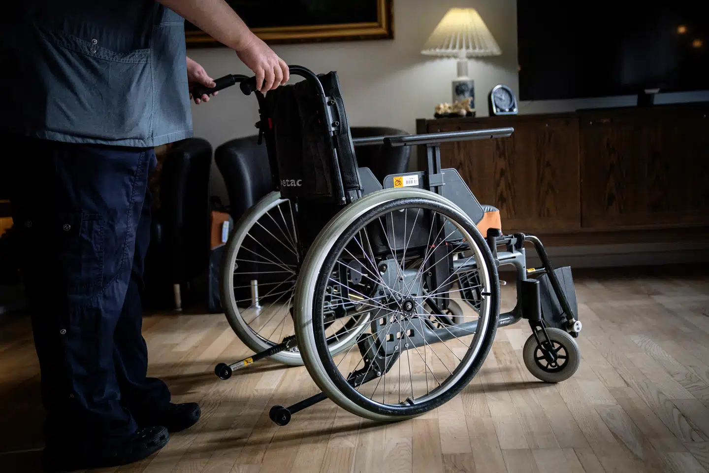 »Svigtet af de ældre er der ingen, der kan være i tvivl om. Men hvis vi reelt vil se en forandring (og det vil vi!), bliver vi nødt til at indse, at vi også svigter personalet på plejehjemmene,« skriver Bjarne Hastrup. Arkivfoto: Thomas Lekfeldt