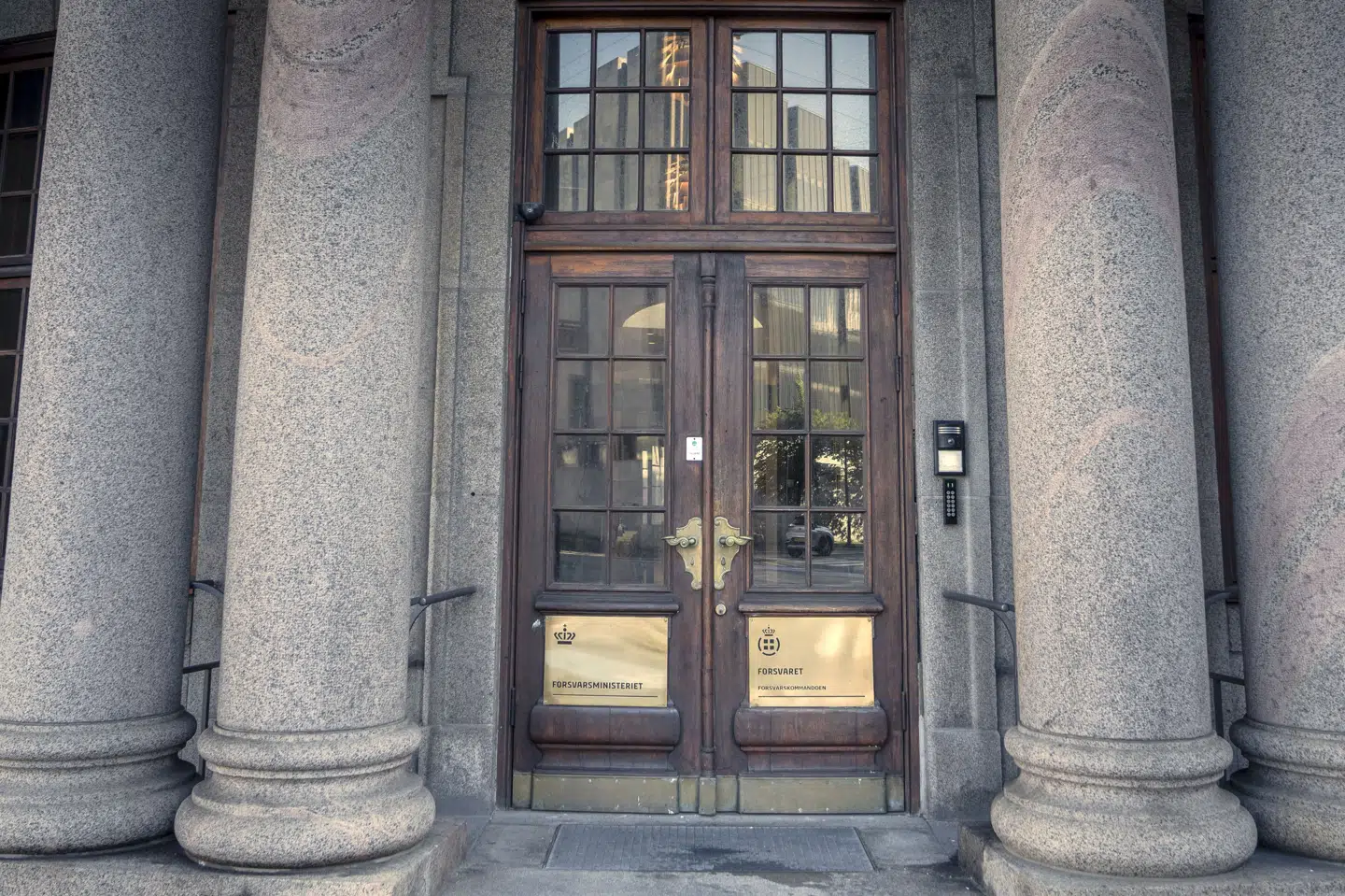 Indgangen til Forsvarskommandoen ved Holmens Kanal i København. Forsvarsminister Troels Lund Poulsen (V) tager Statsrevisorernes kritik af Forsvarsministeriet "meget alvorligt". (Arkivfoto).
